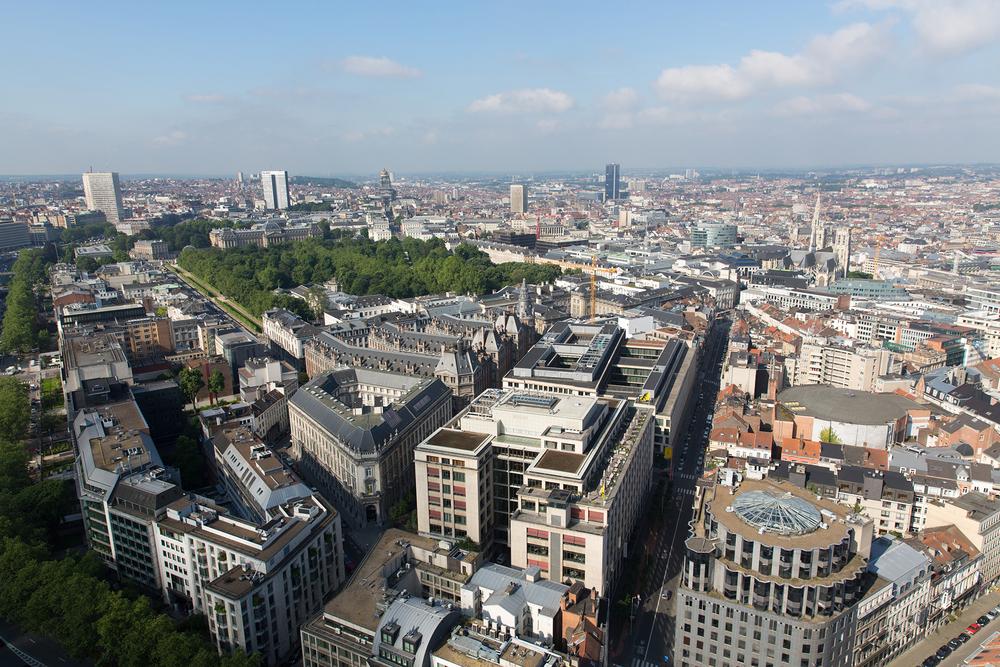 Panorama over Brussel met de gebouwen van het Vlaams Parlement op de voorgrond