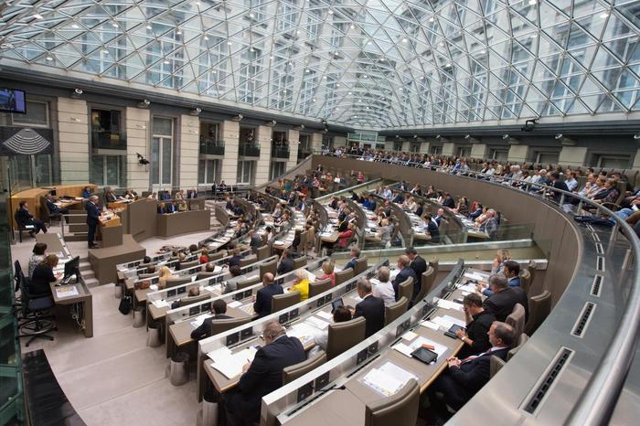 Vlaamse volksvertegenwoordigers vergaderen tijdens de plenaire vergadering in de koepelzaal van het Vlaams Parlement