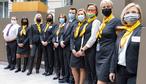 10 onthaalmedewerkers van het Vlaams Parlement poseren voor een foto in de koepelzaal