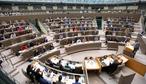 Foto toont een plenaire vergadering in het Vlaams Parlement vanuit bovenaanzicht
